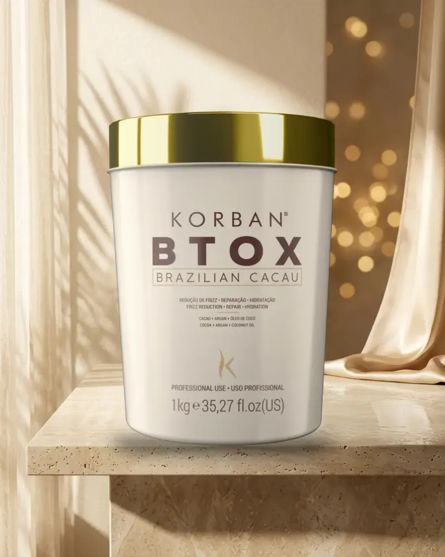 Biały słoik Korban BTOX Brazilian Cacau na trawertynowej półce