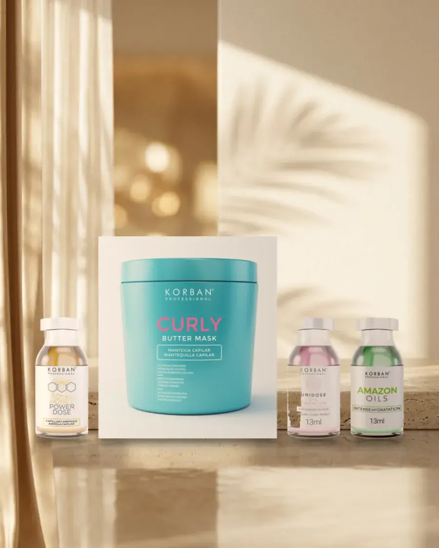 Turkusowy słoik Korban Curly Butter Mask i trzy ampułki 13 ml na półce