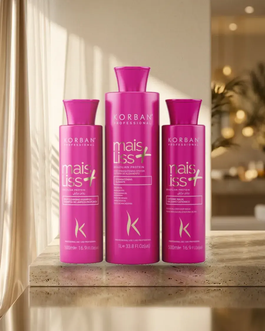 Trzy różowe butelki Korban Mais Liss+ na trawertynowej półce w ciepłym świetle