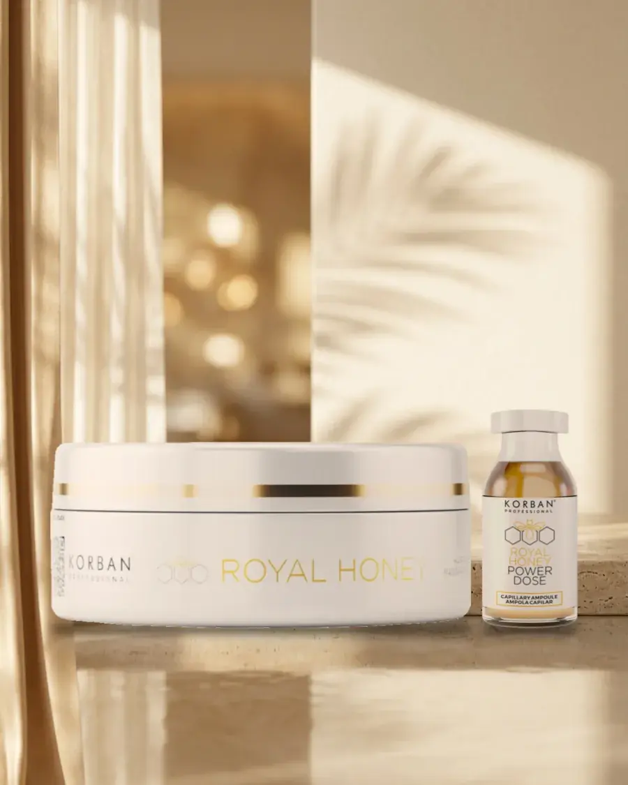 Słoik maski Korban Royal Honey i ampułka Power Dose na trawertynowej półce