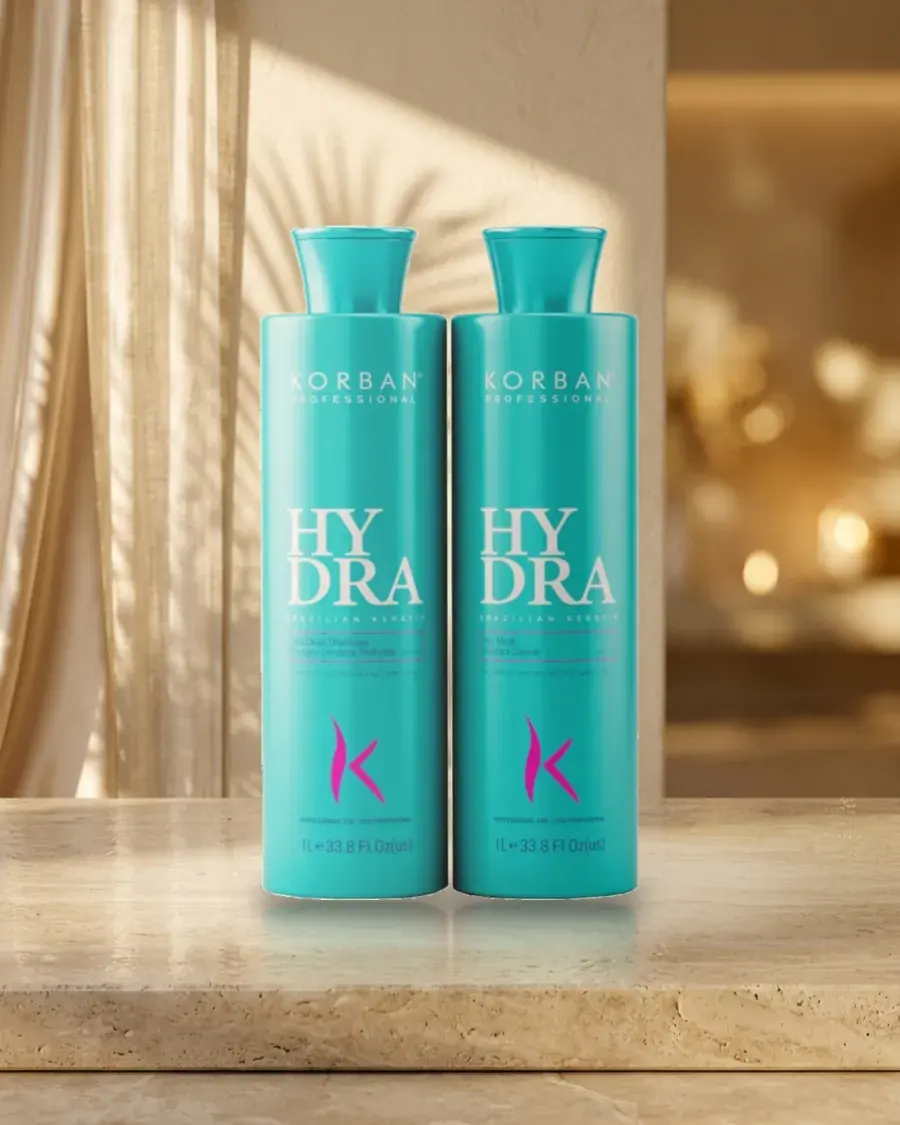 Dwie turkusowe butelki Korban Hydra Brazilian Keratin na trawertynowej półce